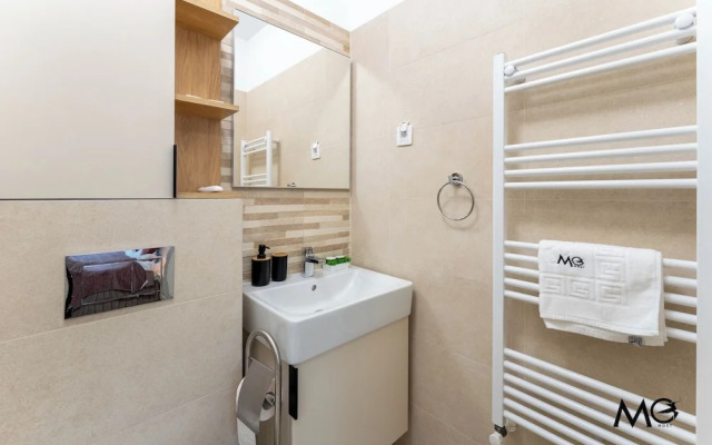 MoHost Sabina - Luxury with Balcony