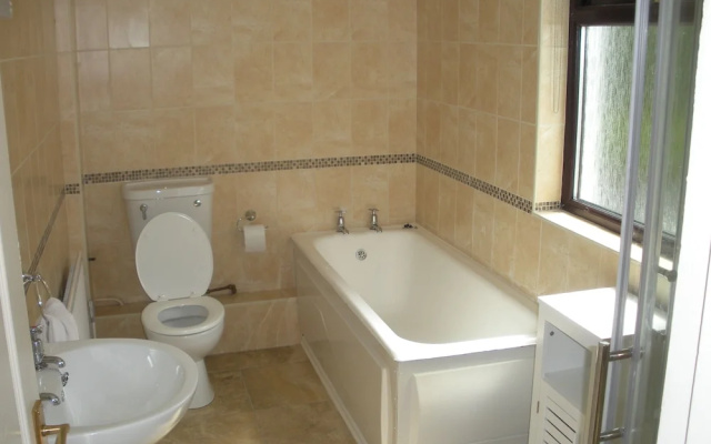 Beautiful 3-bed House in Knock