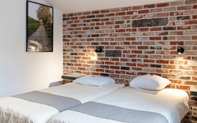 Beautifully Renovated Farmhouse for Groups, With Indoor Pool and Sauna
