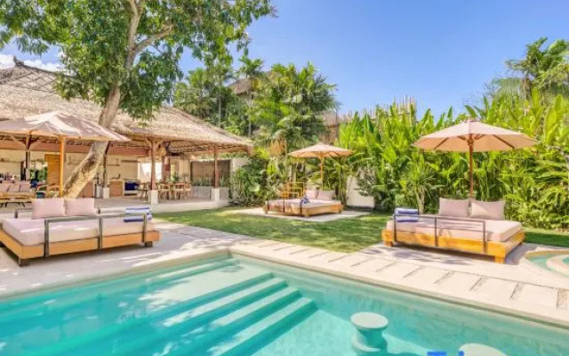 Villa Toscana - Huge 7BDR with 3 Pools — hotel in Kerobokan Kelod