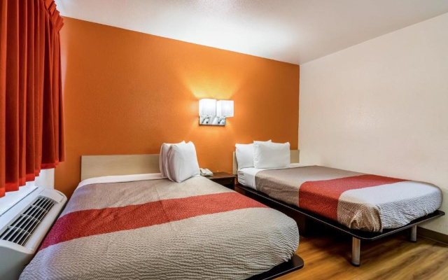 Motel 6 Lumberton, NC