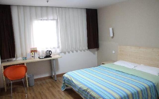 Huayi Hotel (Chongqing Shiqiaopu Metro Station)