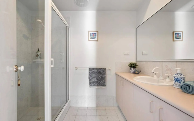 Canal Home -Close to Beach and City Centre