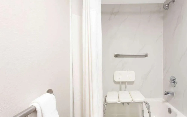 Days Inn Clinton-Presbyterian College