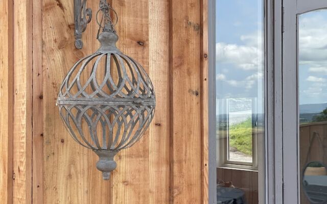 Cosy Lodge With Private Hot Tub in Tottergill Farm