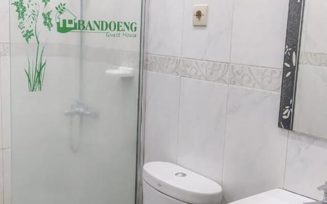 Bandoeng Guest House by Pesen Kamar