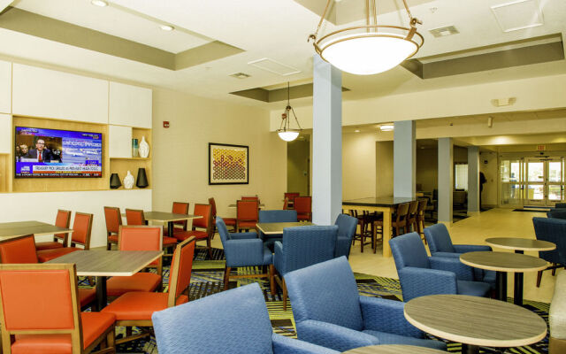 Holiday Inn Express Hotel & Suites St. Petersburg North (I-275)
