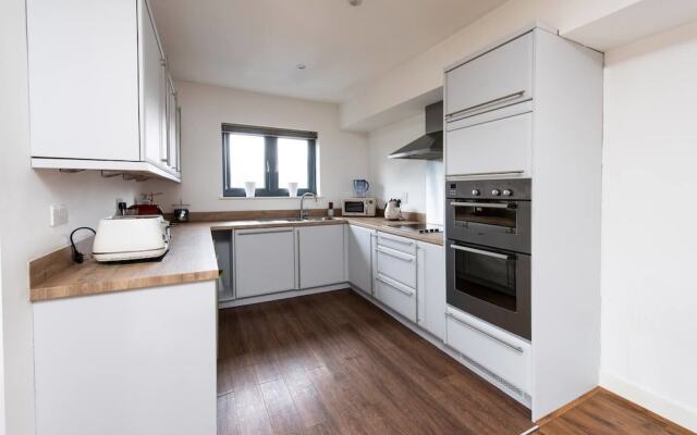 Stylish And Artistic Open Plan Flat In Wdidsbury