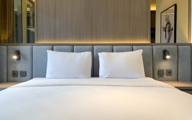 Warm And Modern Look Studio Room At Gold Coast Apartment