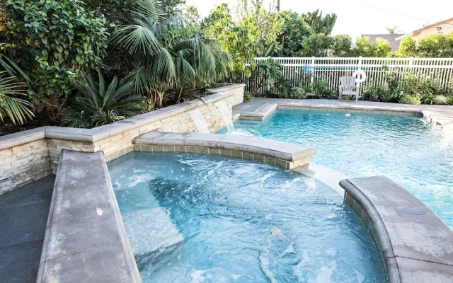 Sensational 6 Bedroom 4 Bathroom Pool Home (3 Master Bedrooms W/bathrooms)