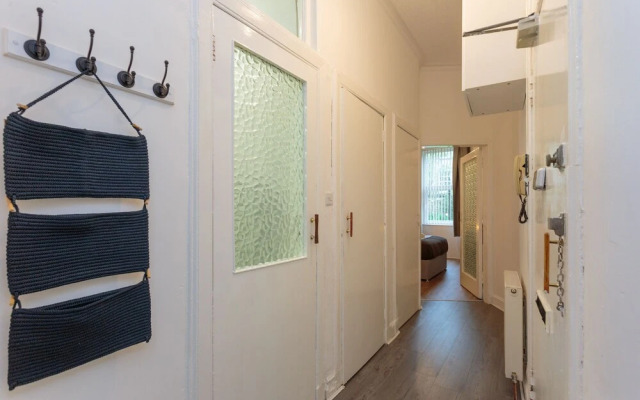 Stylish Apartment at the Edge of Meadows Park