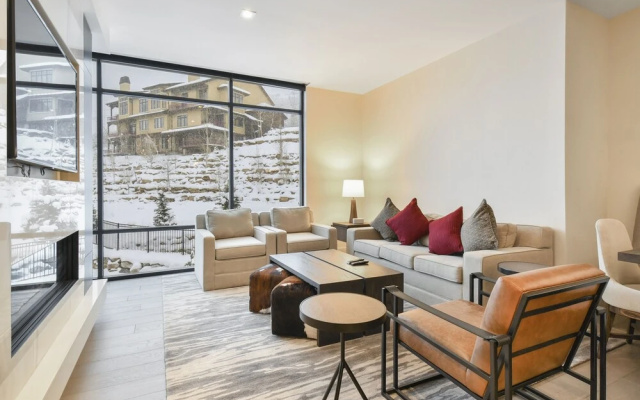 2 Bedroom Lift - Modern & Ski-in, Ski-out Condo by Redawning