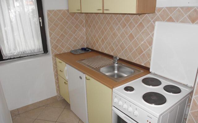Apartment Mirja - 50 m from beach: A2 Petrcane, Zadar riviera