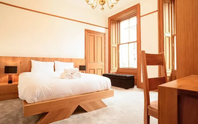 JOIVY 5 Bedroom Apt Near Meadows & George Square