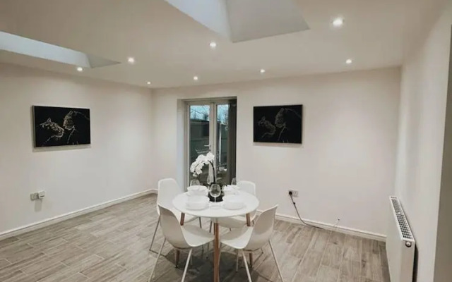 Stunning 3-bed House in Oldbury