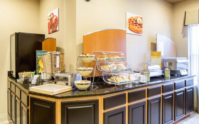 Holiday Inn Express Oakwood Village