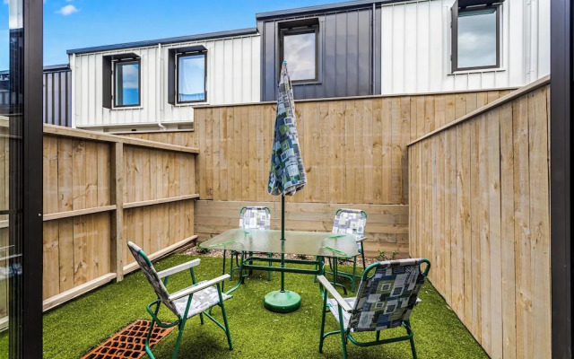 Fresh & sleek Grey Lynn unit with private patio