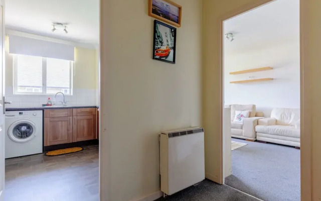 Homely 1 Bedroom Apartment in Beckton With Parking