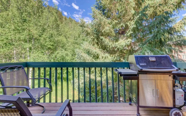 Mountain-view Vail Condo w/ Balcony + Gas Grill!
