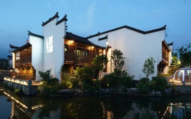 Zhenhu Homestay (Jiandemeicheng Ancient Town)