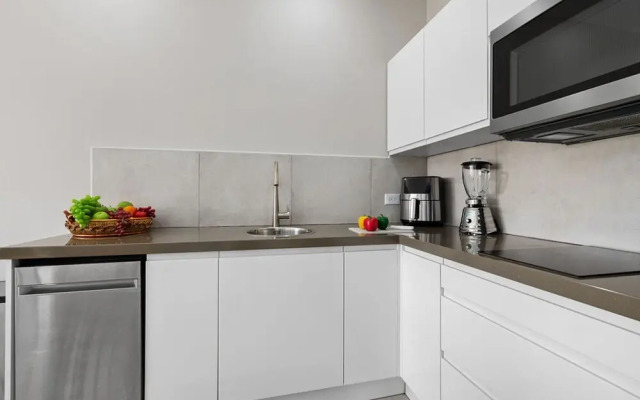 1BR Gold Coast Pools Tennis Gym Security