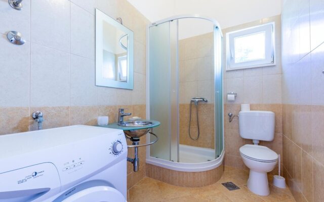 Nice Home in Vinisce With Wifi and 2 Bedrooms