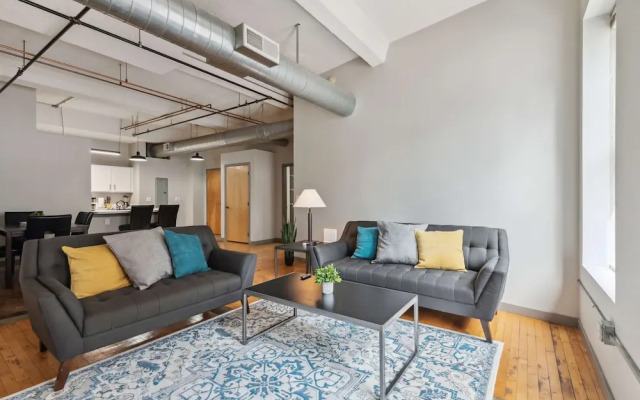 Spacious 2BR Downtown Retreat