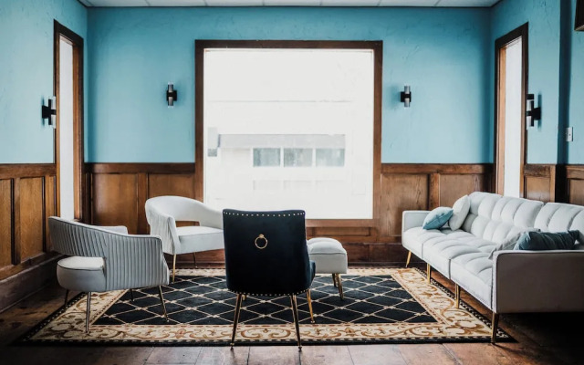 Loyalist Inn & Suites