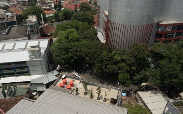 Strategic Studio Apartment at Tamansari La Grande near BIP