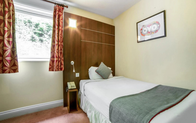 OYO The Bridge House Hotel