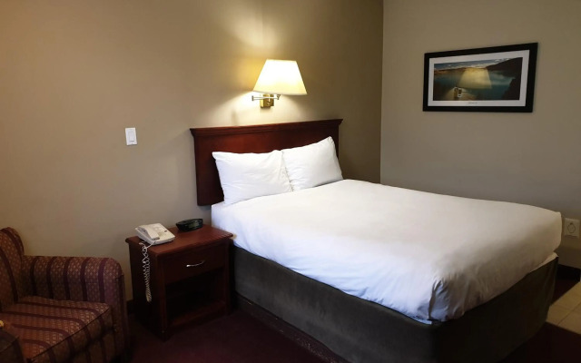 Riverland Inn & Suites