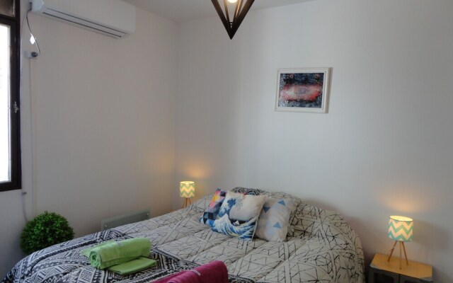 Beautiful Quiet Apartment Near Aristides