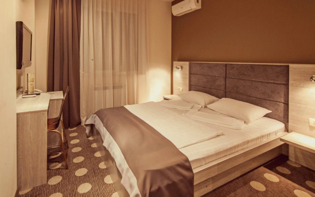Ambassador Plaza Hotel