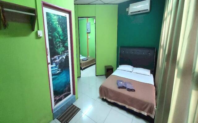 OYO 90937 Tanjak Hotel