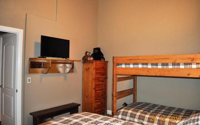 Mammoth Ski & Racquet Club #38 - Pet Okay