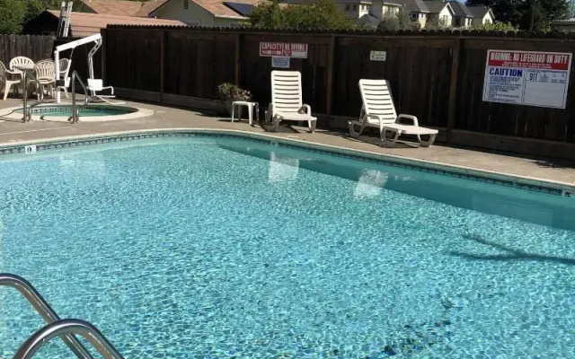 Cloverdale Wine Country Inn & Suites