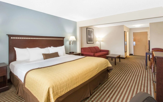 Clarion Pointe Mattoon near University