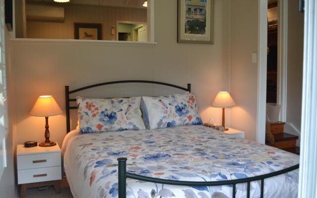 Pitstop Lodge Bed & Breakfast and Guesthouse