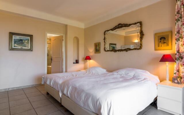 Spacious Villa in La Gaude With Swimming Pool