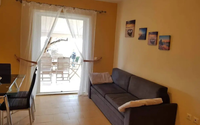 Menigos AB4G no50 Beachfront 2 Bdr Apt