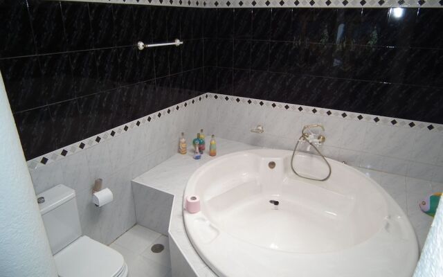 80s RetroStyle Villa