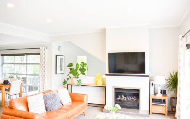 Quaint 2 Bed Family Home in Titirangi