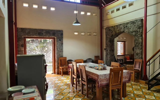 Omah Pitoe Guest House