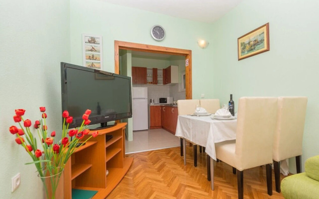 Goran - in the Center of the City - A3-zeleni