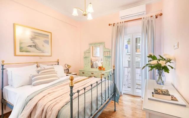 Bright, Calming Retreat With a Balcony Near Metro!