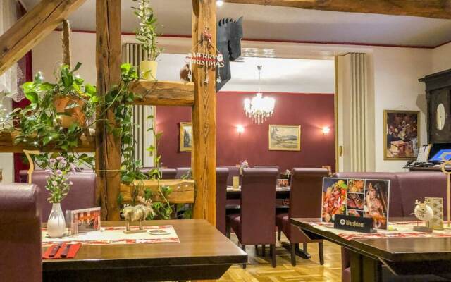 Courtyard View - Manor by the Lake