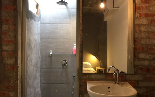 The Frame Guesthouse - Hostel