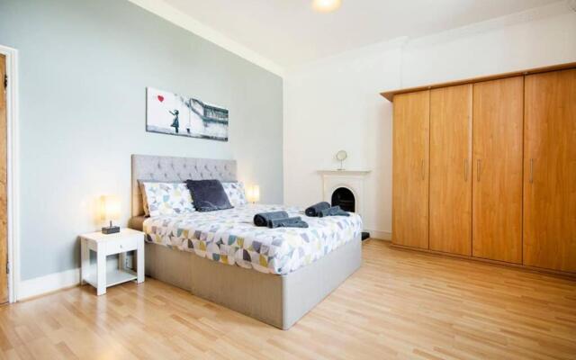 Clifton Spacious 3 Bed Apt & Parking-Simply Check In
