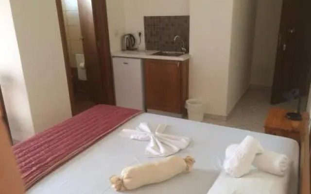 Mavros Molos Beach Rooms