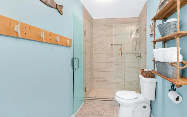 Charming Lakeside Condo - Moments to Lake Fun